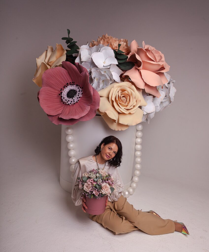 Deko-Blumen in der eleganten Hutschachtel