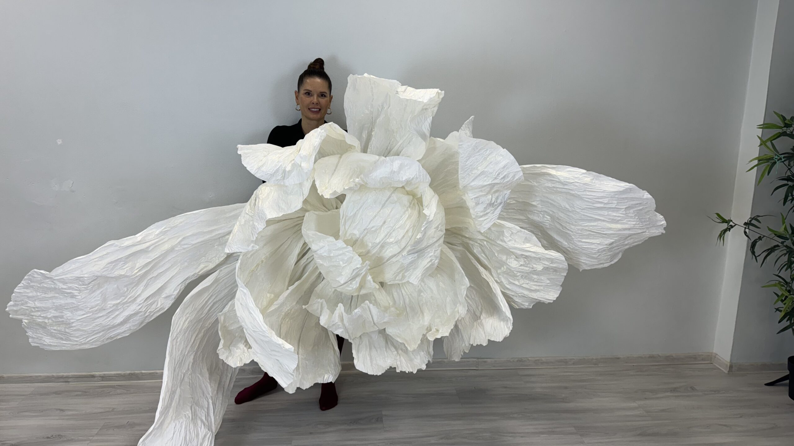 Riesige Papierblume mieten | Exklusive Event-Deko & Fotowand