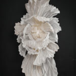 Schwebende XXL Stoffblume 