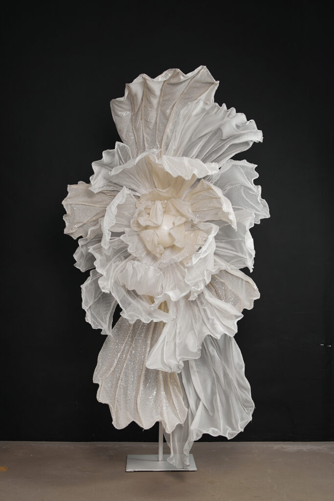 Schwebende XXL Stoffblume 