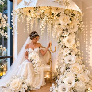 Weißer Luxus-Schirm mit Blumenkaskade mieten | Fotozone Hochzeit