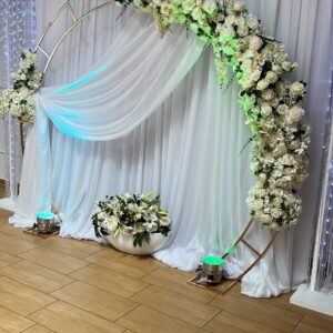 Goldener Traubogen mit Weißer Floristik & Chiffon mieten | Fotozone Hochzeit