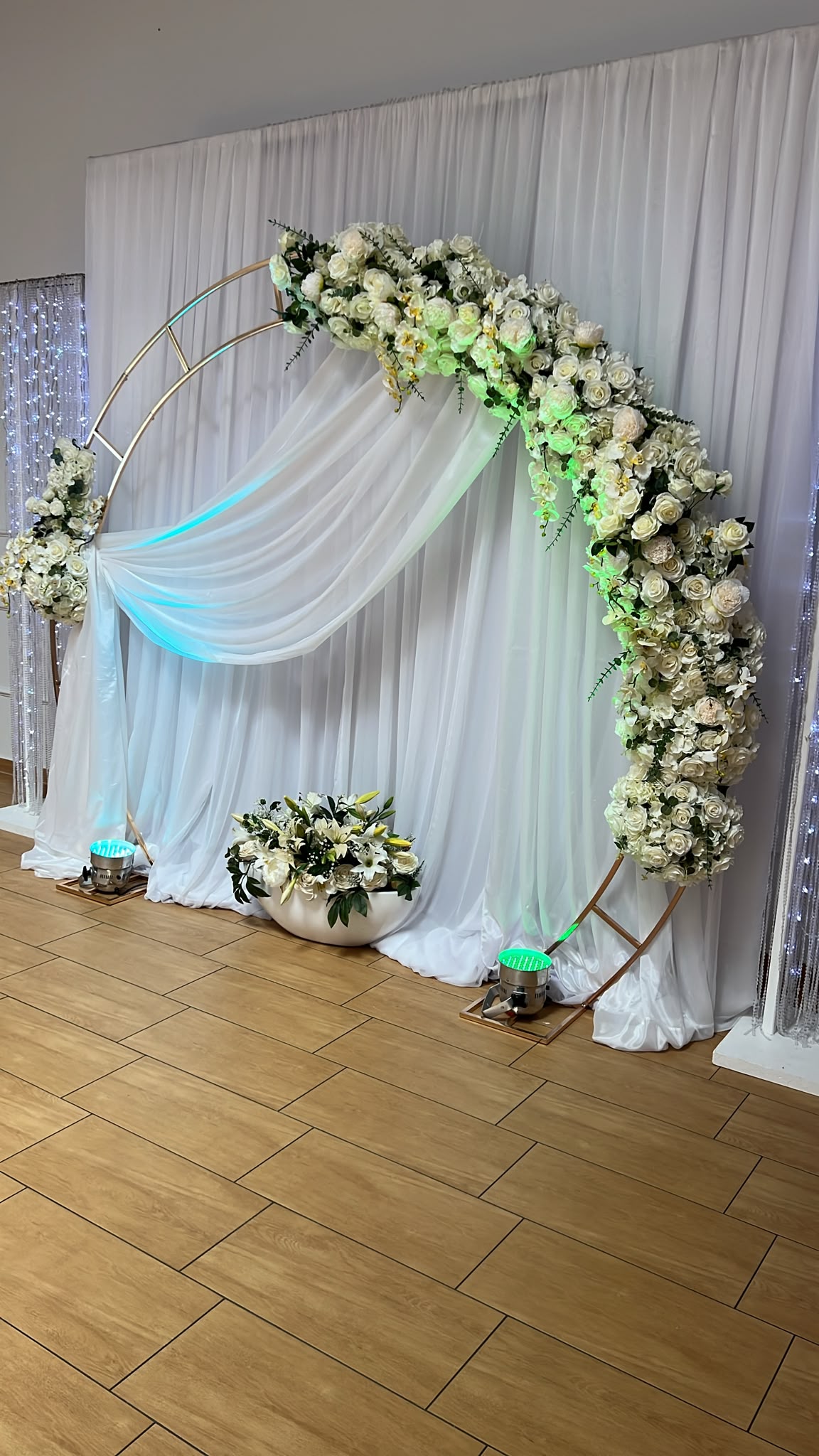 Goldener Traubogen mit Weißer Floristik & Chiffon mieten | Fotozone Hochzeit